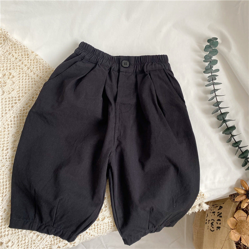 A buttoned waist washed cotton 9-inch pants