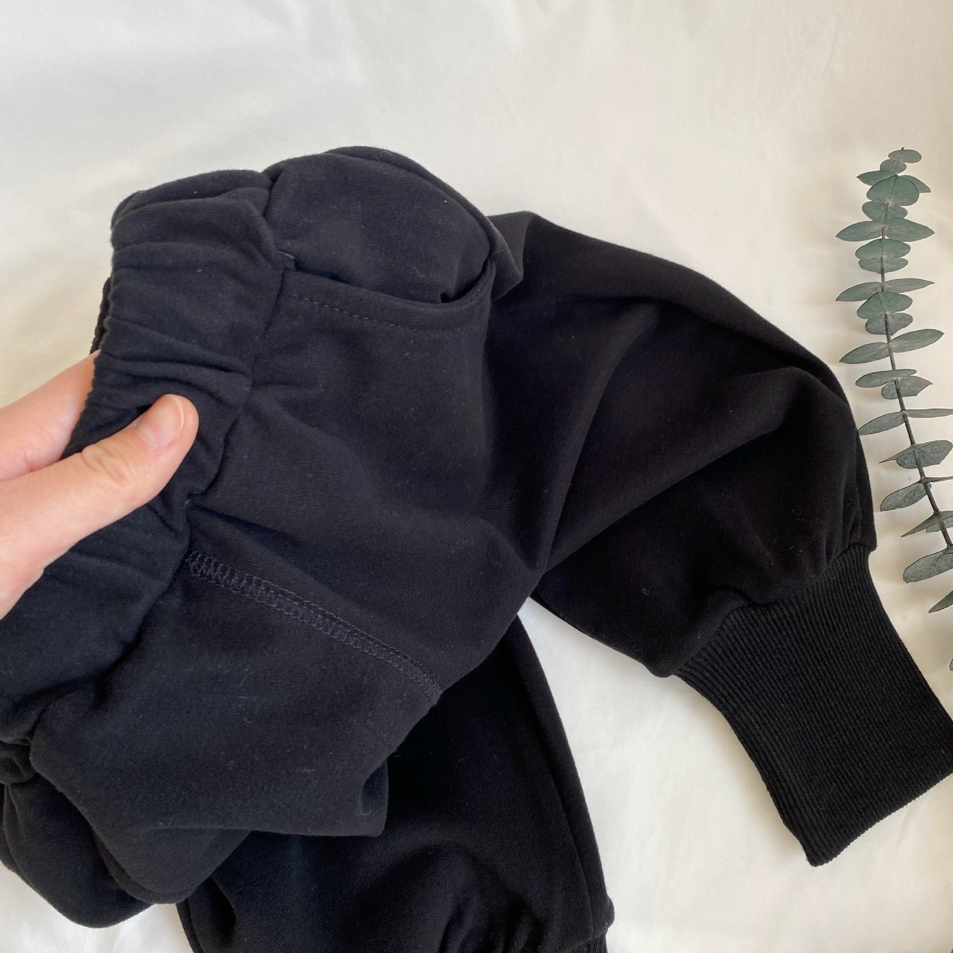 Knitted drawstring pants with external stitching
