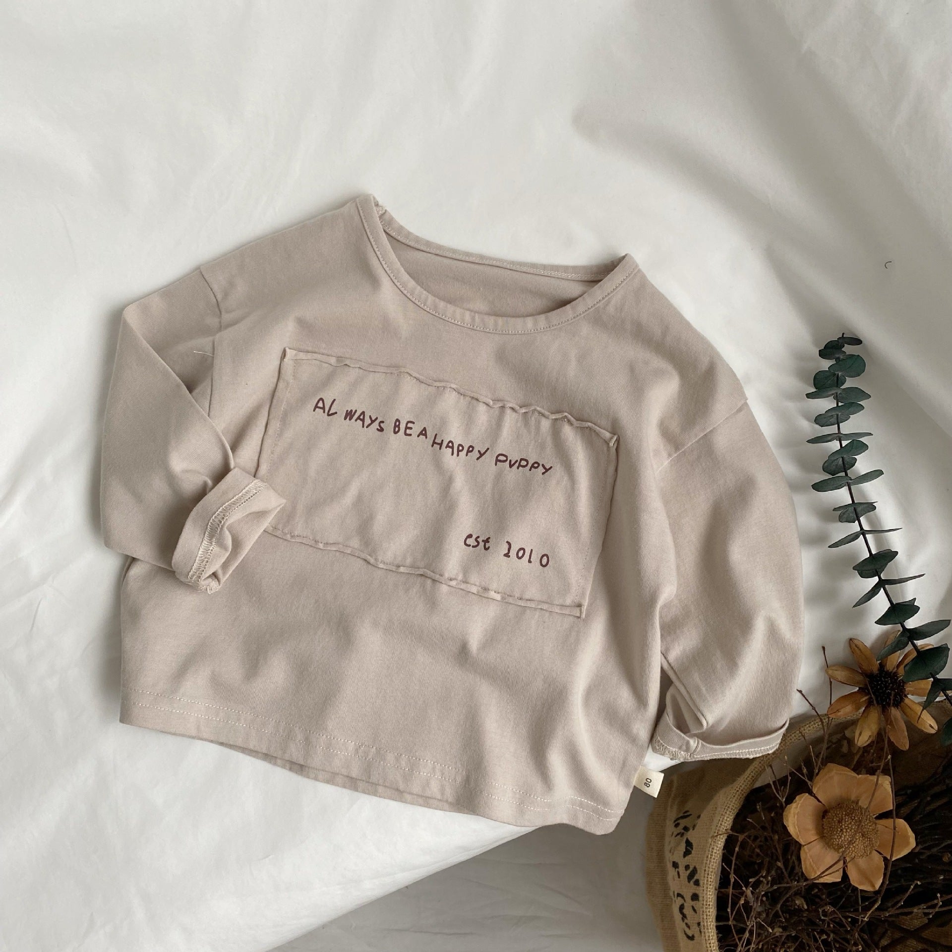 Adhesive letter printed base shirt