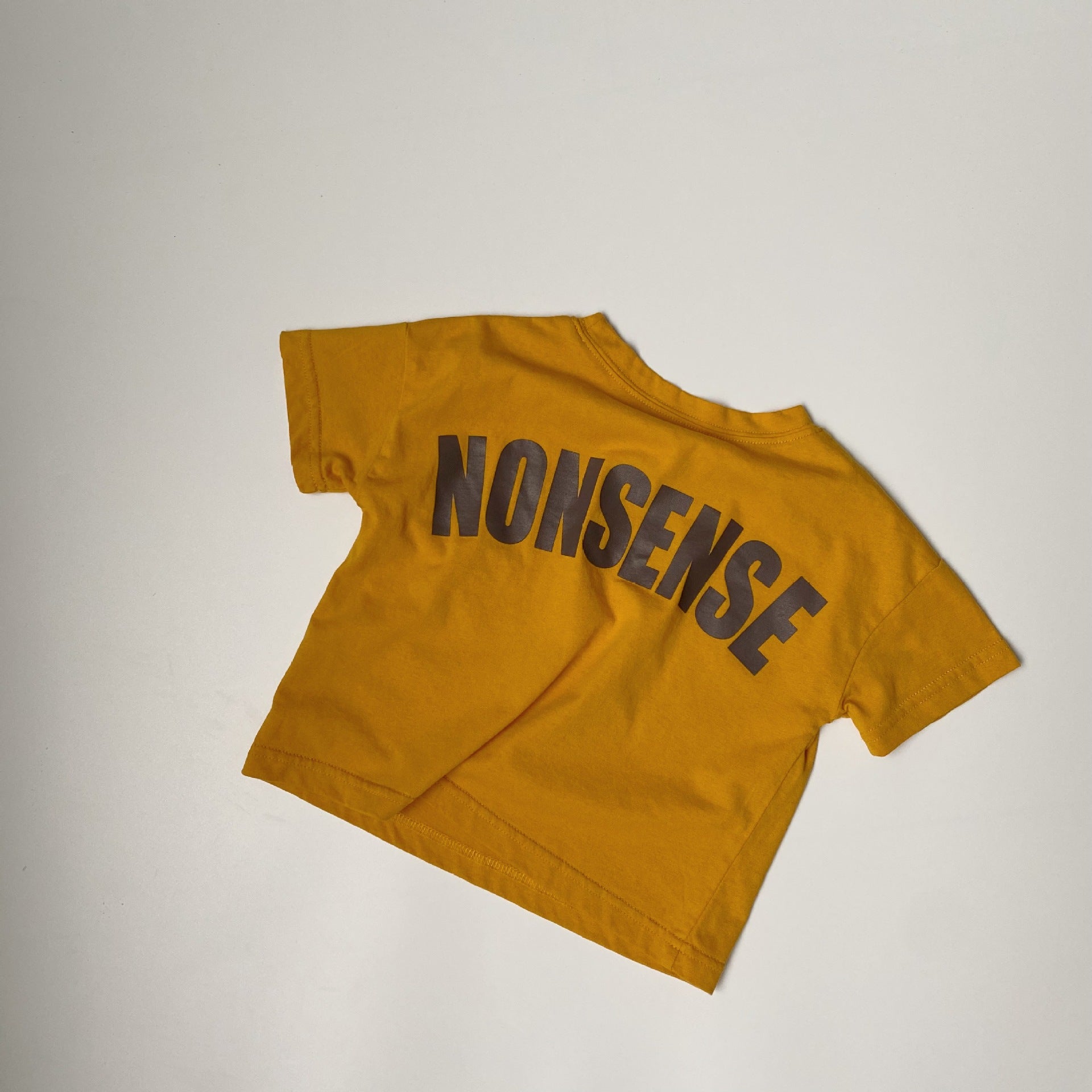 Back large letter printed short sleeved T-shirt