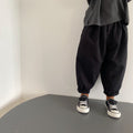 A buttoned waist washed cotton 9-inch pants