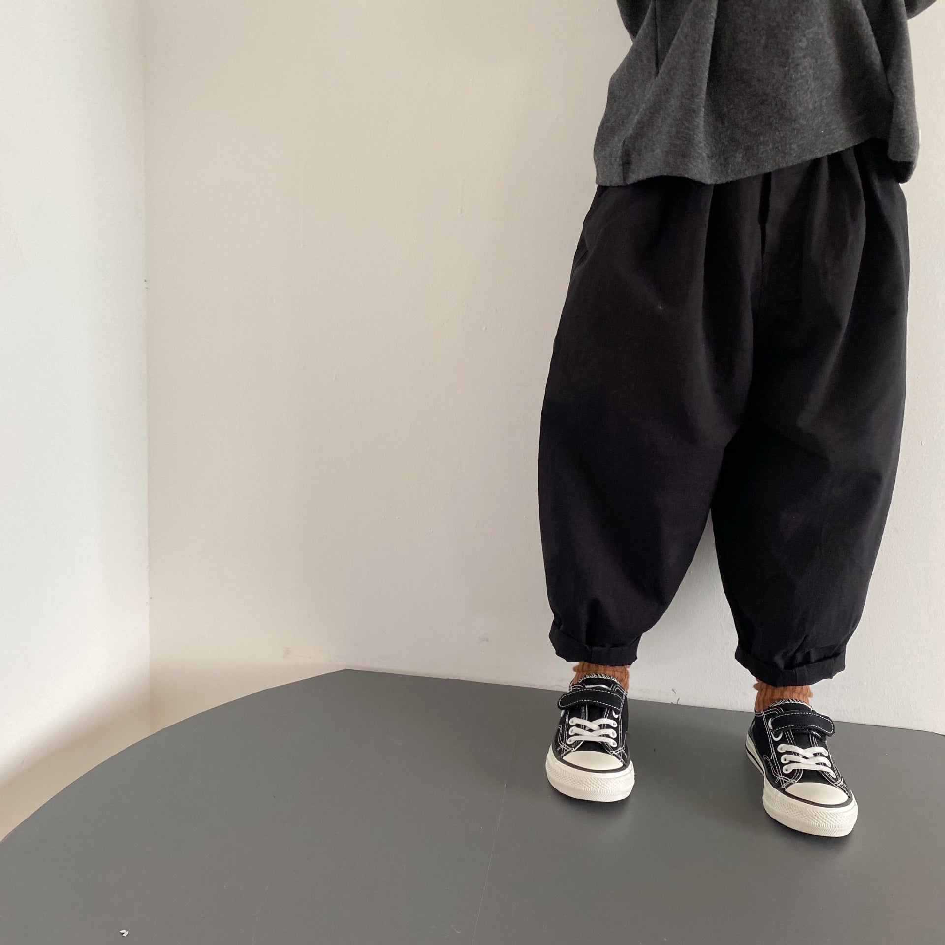 A buttoned waist washed cotton 9-inch pants