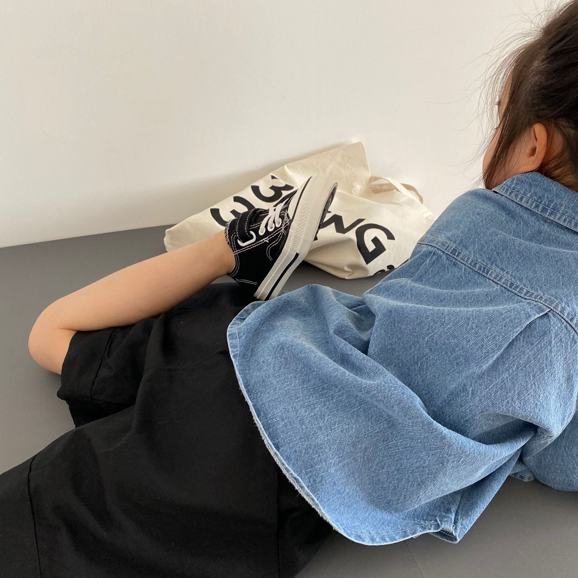 Small pocket thin denim shirt