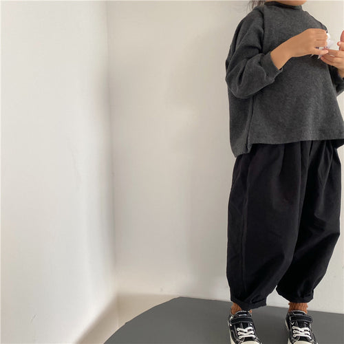 A buttoned waist washed cotton 9-inch pants