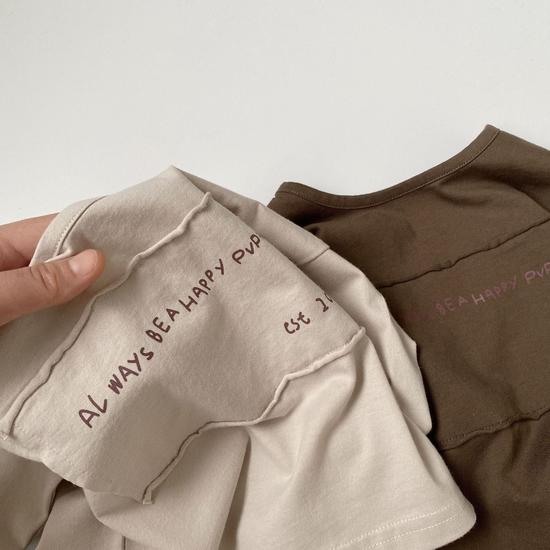 Adhesive letter printed base shirt