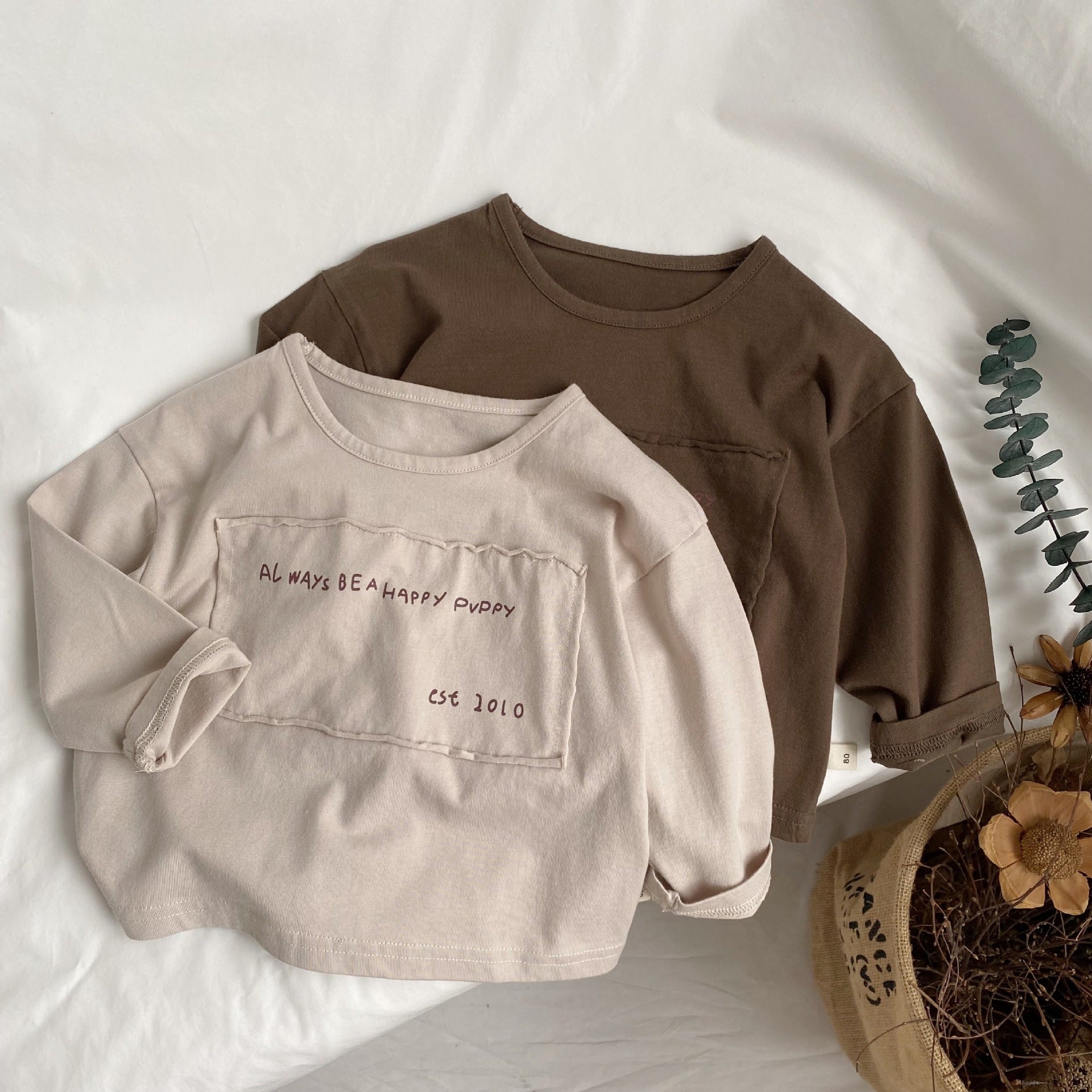 Adhesive letter printed base shirt